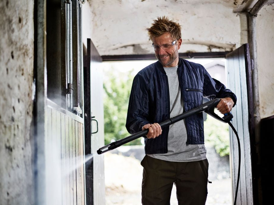 Sådan rengøres en hestestald med en højtryksrenser