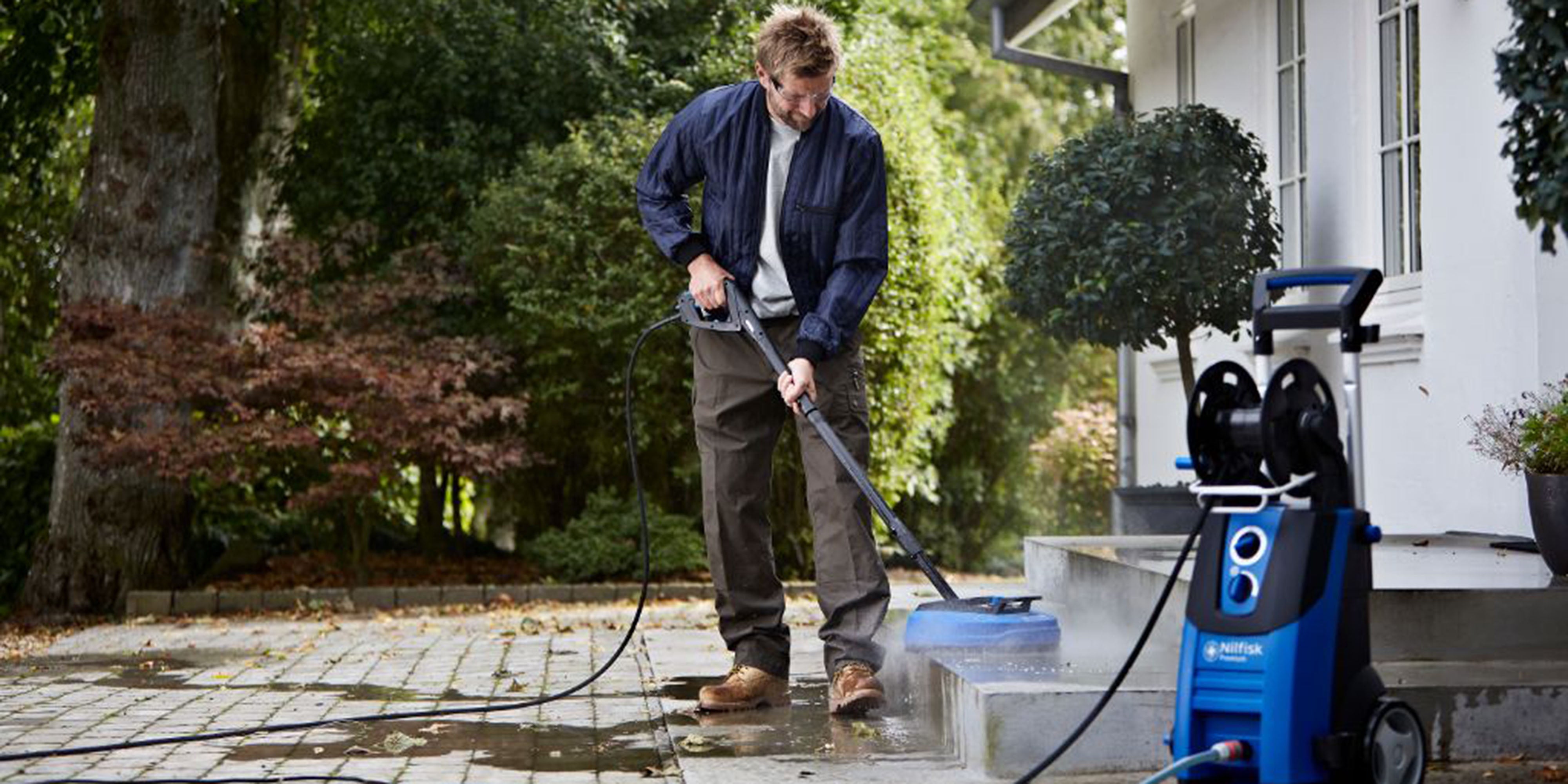 Sådan rengør du din terrasse med en højtryksrenser