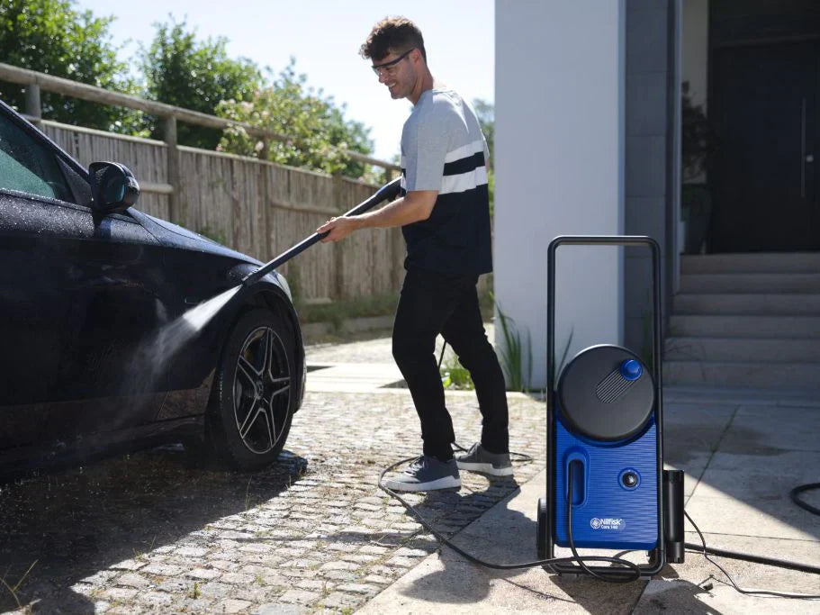 Sådan rengører du din bil med en højtryksrenser