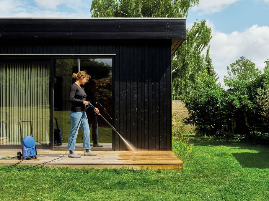 Sådan rengør du din træterrasse med en højtryksrenser