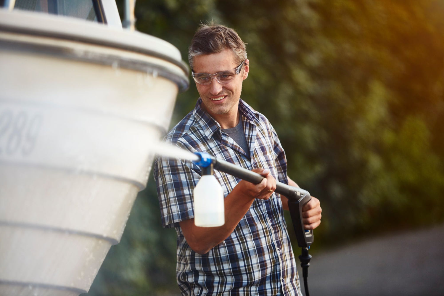 clean a boat with a pressure washer