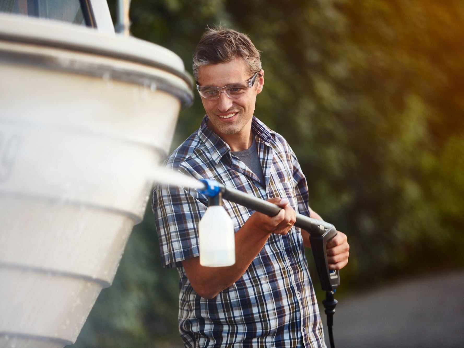 clean a boat with a pressure washer