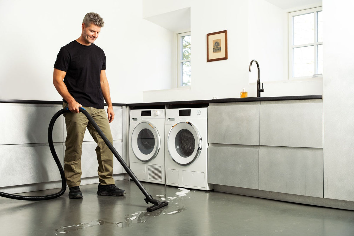 Nilfisk Multi I 8 - vacuuming water spill