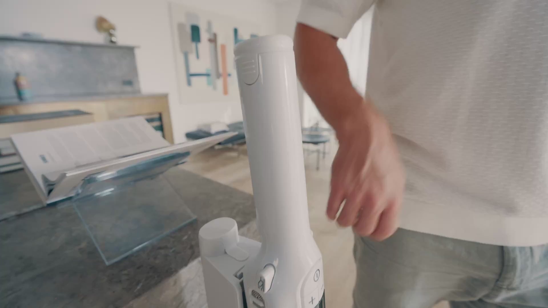 Cargar vídeo: Aspiradora Escoba inalámbrica Move con base de carga 150 W