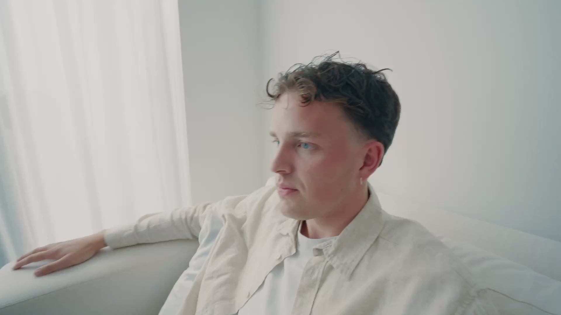 Cargar vídeo: Aspiradora Escoba inalámbrica Move con base de carga 150 W